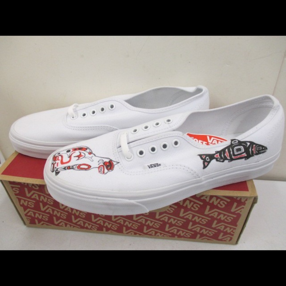 NWT Vans Sneakers Tribal Canvas White. Never worn